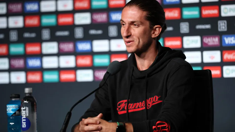 Filipe Luís chega a acordo com Flamengo e renova até 2027