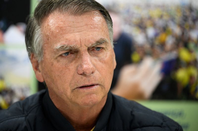 Defesa de Bolsonaro pede transferência para hospital após queda